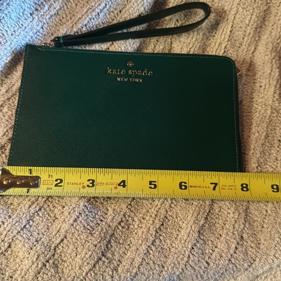 Kate Spade NWOT Green Wristlet - Shiny Gold Hardware -Gold Zipper Pocket on Back - Picture 7 of 8